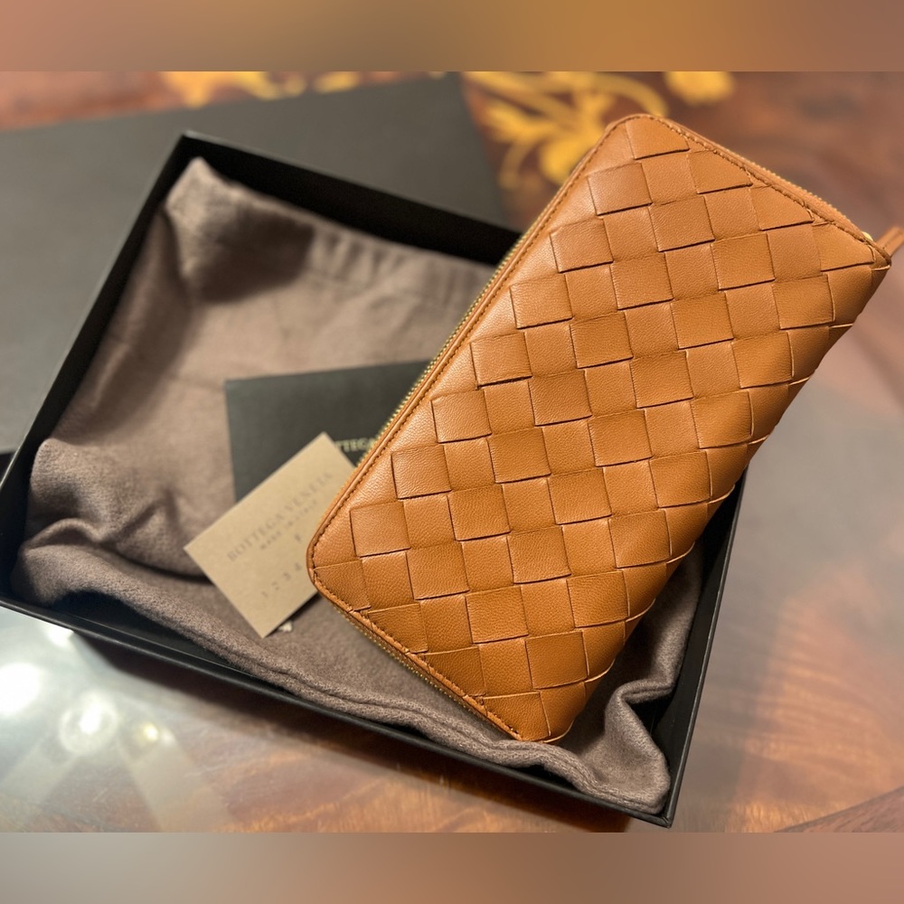Authentic $1000 Bottega Veneta intrecciato Long Zi